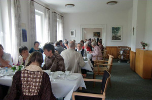 Einweihungsfeier der Kapelle / beim Kaffeetrinken im Gruppenraum und Speiseraum